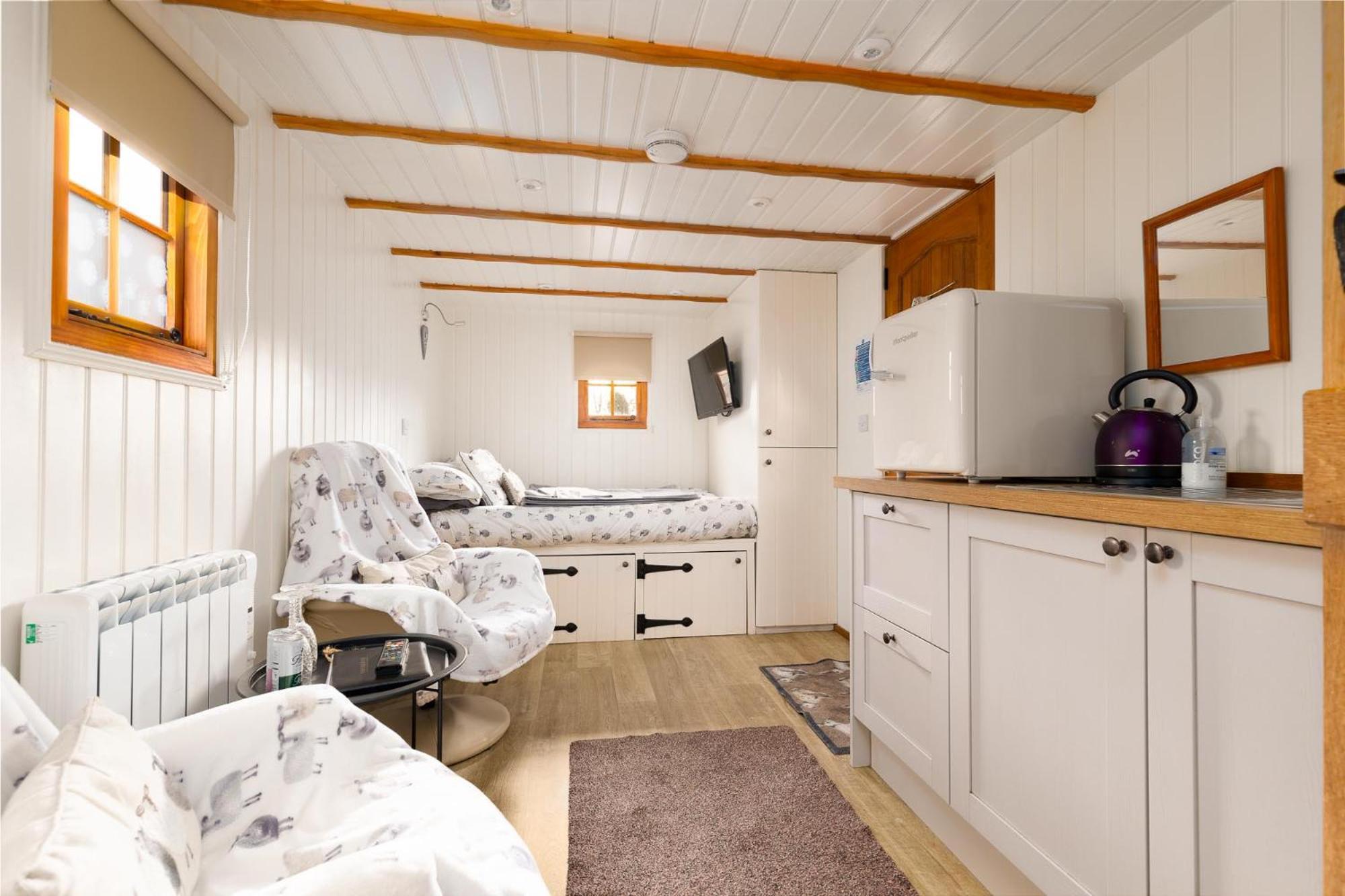 Daire Shepherds Hut, West Ayton, *